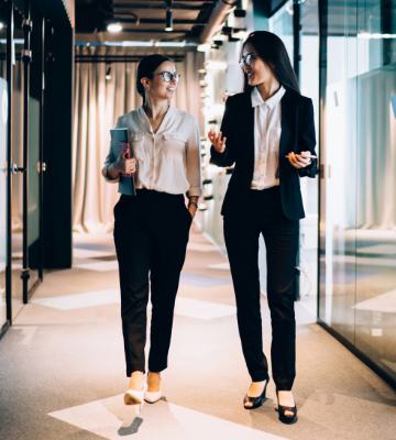 Image of 2 high-net-worth entrepreneurs in a hallway
